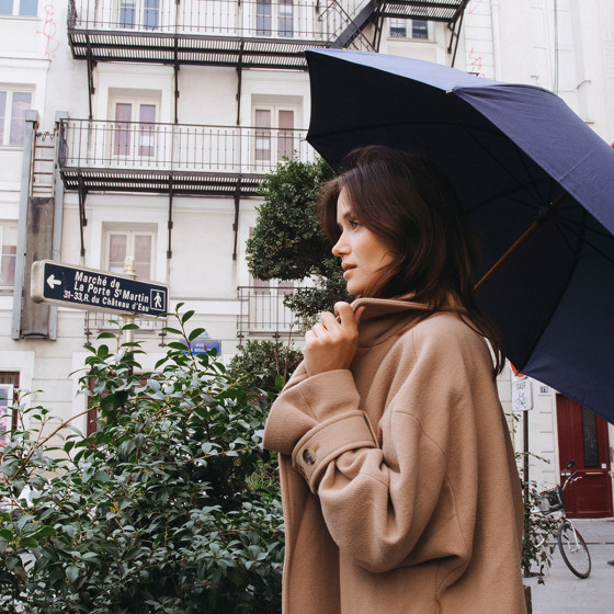 Parapluie L'Aurillac bleu pour femme porté