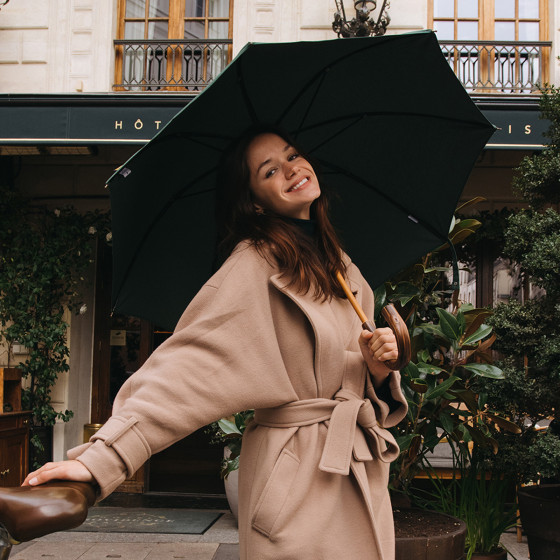 Parapluie L'Aurillac Femme Vert porté