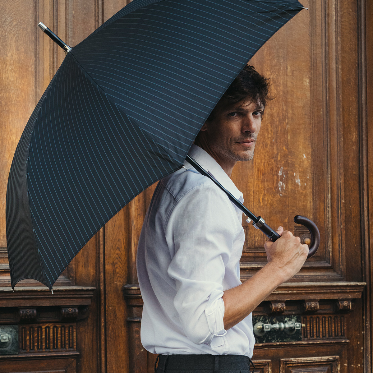 Nouveau parapluie-canne pour vous soulager de la pluie et de la fatigue.