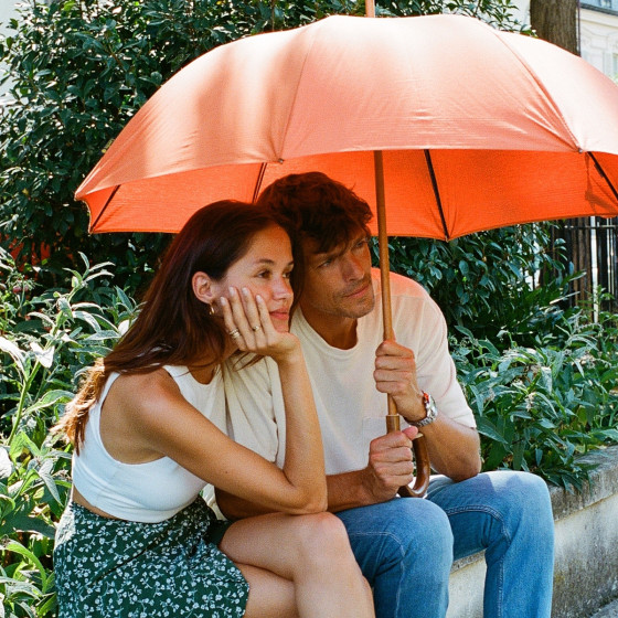Parapluie L'Aurillac pour femme orange côté porté