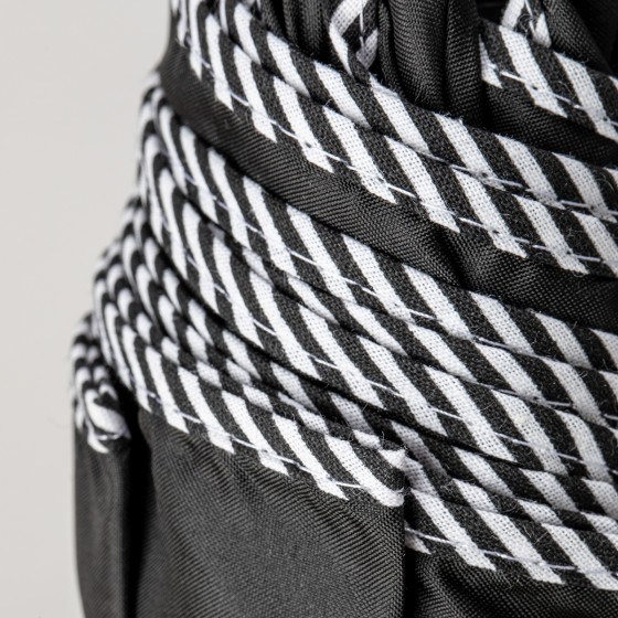 Détail des finitions et du biais rayé noir et blanc