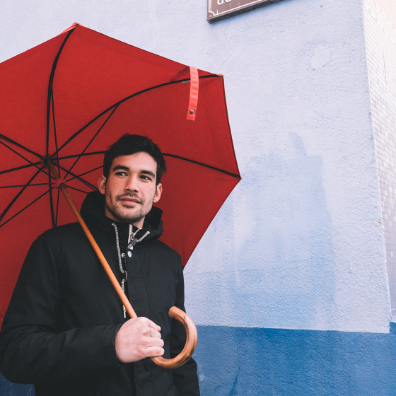 Parapluie homme L'Aurillac rouge porté