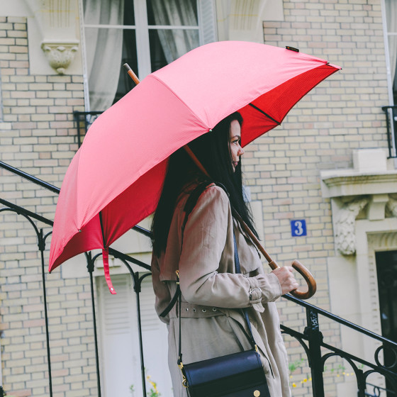 Parapluie L'Aurillac Rouge pour femme porté