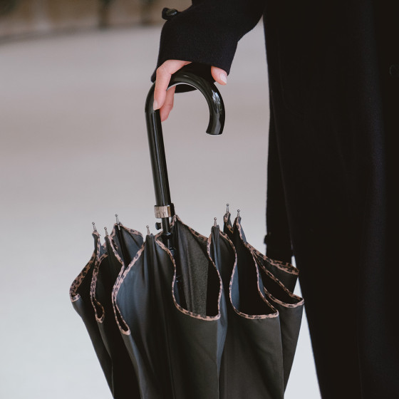 Parapluie Femme Canne Uni Noir finition LÉOPARD shooting